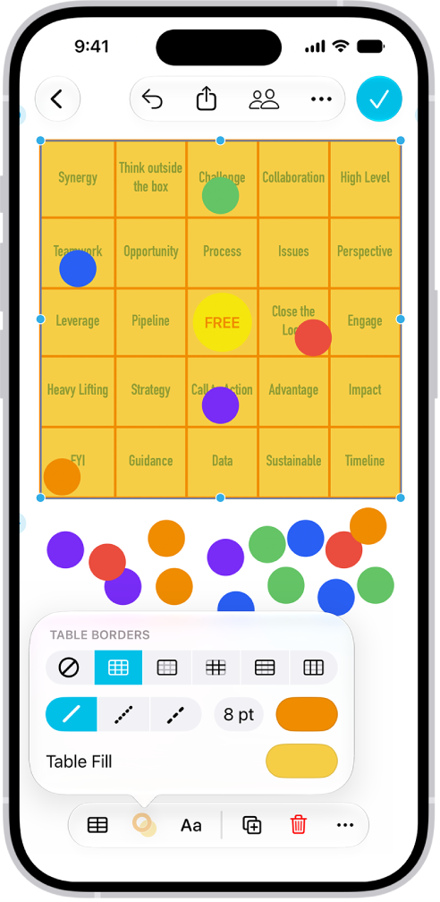 Таблиця на дошці Freeform з відображеними інструментами форматування та малими синіми точками на її краях для змінення форми.