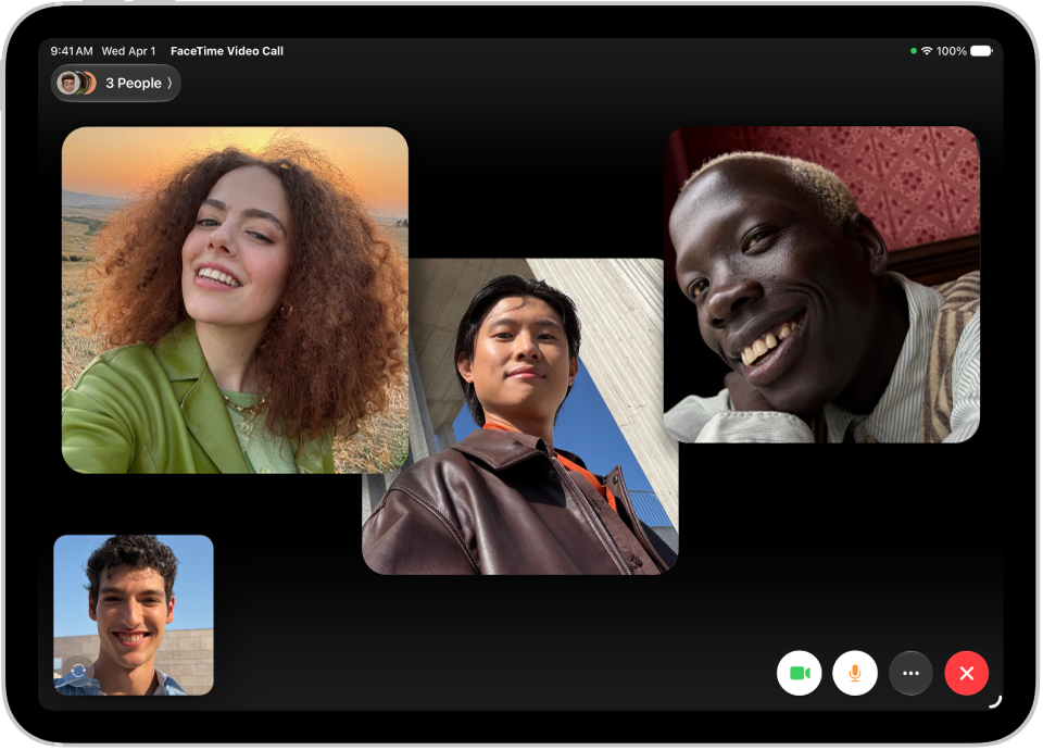 Ein Gruppen-FaceTime-Anruf zeigt vier Teilnehmende in einzelnen Kacheln oben auf dem Bildschirm. Zwei weitere Teilnehmende werden zusammen in einer Kachel unten links angezeigt. Unten rechts befinden sich die FaceTime-Steuerelemente: die Tasten „Video“, „Mikrofon“, „Mehr“ und „Anruf beenden“.