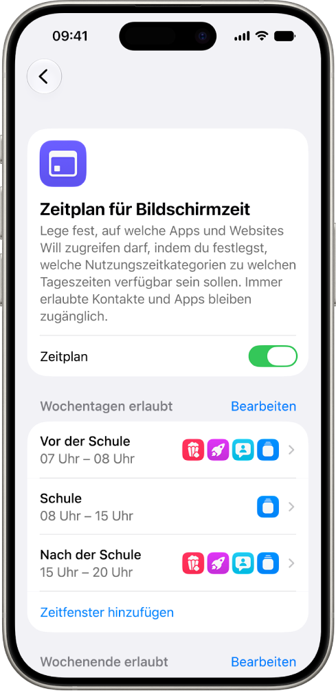 Der Bildschirm „Zeitplan für Bildschirmzeit“ in den Einstellungen für „Bildschirmzeit“ mit einem Zeitplan für Wochentage mit Zeitfenstern für „Vor der Schule“, „Schule“ und „Nach der Schule“.