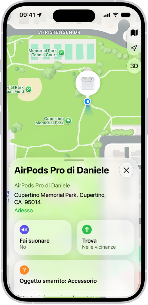Una schermata dell’app Dov’è su iPhone. La posizione degli AirPods viene visualizzata su una mappa di Cupertino con un indirizzo e le opzioni “Fai suonare” e Indicazioni.