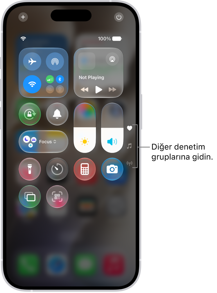 iPhone ekranında açık Denetim Merkezi; sağ tarafta diğer denetim gruplarını görüntüleme simgeleri var.