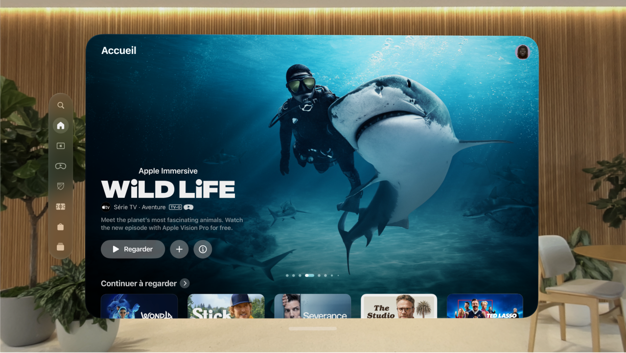 L’app Apple&nbsp;TV sur l’Apple&nbsp;Vision&nbsp;Pro, présentant l’onglet Maison. Plusieurs séries sont affichées à la sélection.