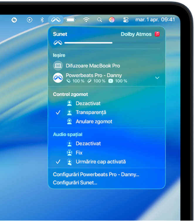 Pictograma Beats este selectată în bara de meniu de pe Mac. Un meniu afișează căștile Powerbeats&nbsp;Pro&nbsp;2 având activate funcționalitățile Transparență și „Audio spațial cu urmărirea capului”.