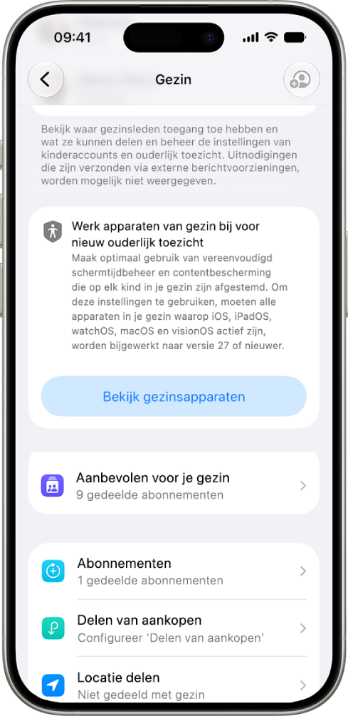 Een knop in de instellingen voor 'Delen met gezin' met de optie om te bekijken welke gezinsapparaten moeten worden bijgewerkt naar versie&nbsp;27 van iOS, iPadOS, macOS, watchOS en visionOS.