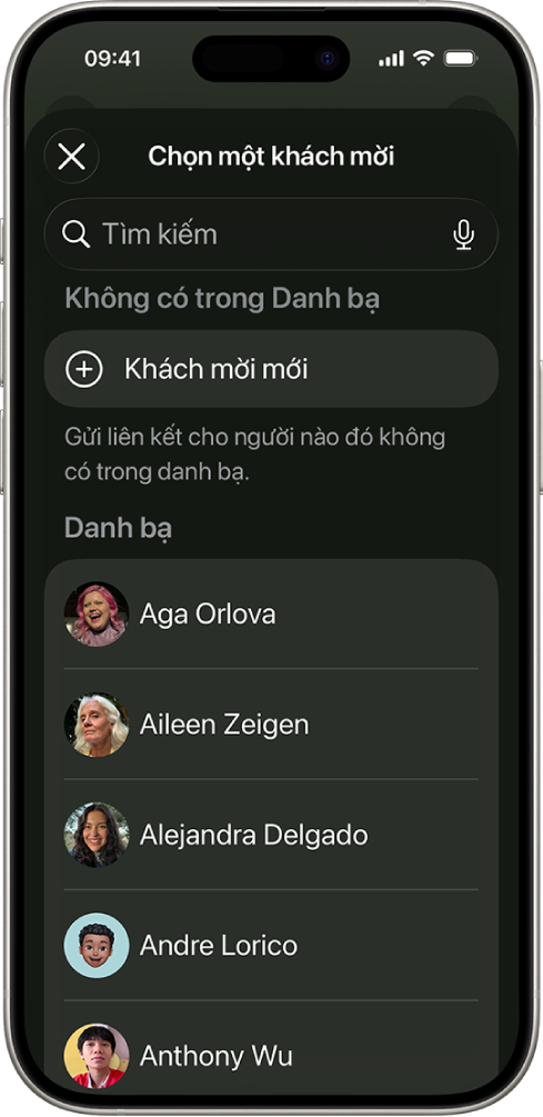 Màn hình Chọn một khách mời và danh sách liên hệ trên iPhone.