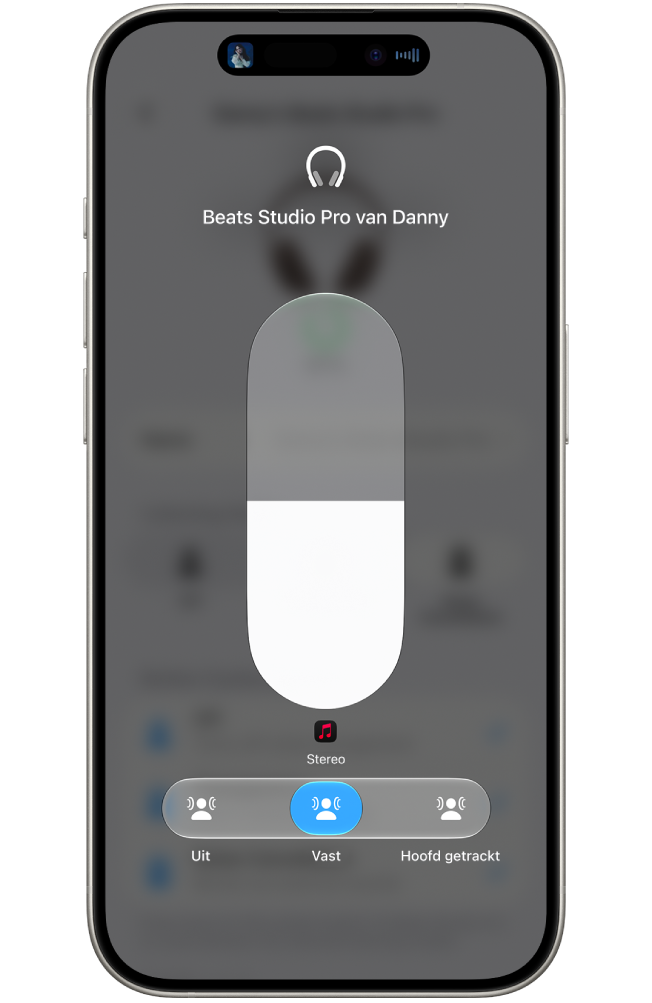 Het volumescherm in het bedieningspaneel, met het volume voor de Beats&nbsp;Fit&nbsp;Pro en opties voor ruimtelijke audio.