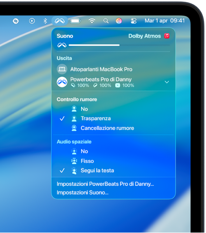 L’icona Beats selezionata nella barra dei menu sul Mac. Un menu che mostra i Powerbeats&nbsp;Pro&nbsp;2 con la modalità Trasparenza e l’audio spaziale con “Segui la testa” attivati.