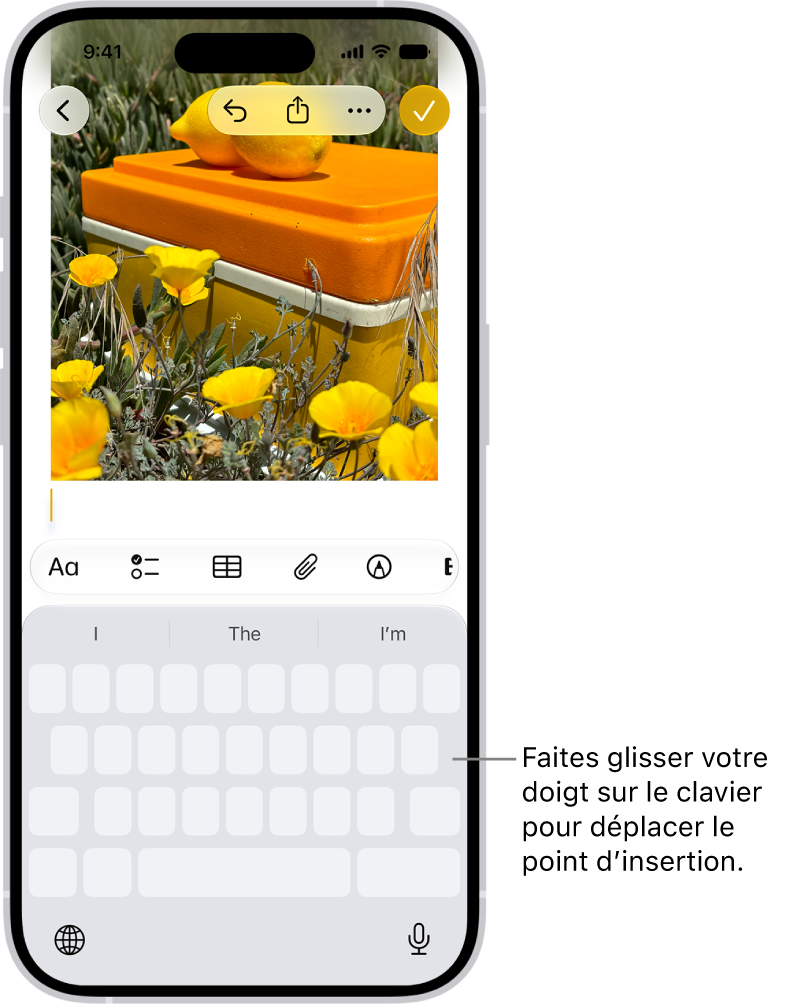Un document est ouvert dans l’app Notes. Le clavier à l’écran dans la partie inférieure de l’écran est en mode trackpad.