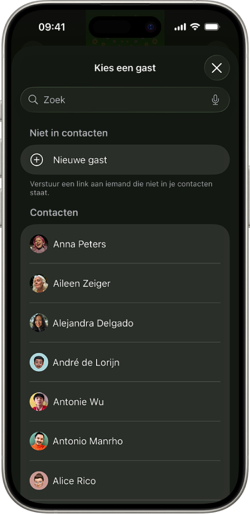 Het scherm voor het versturen van uitnodigingen en een lijst met contactpersonen op een iPhone.