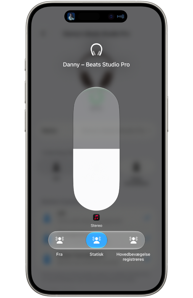 Lydstyrkeskærmen i Kontrolcenter viser lydstyrkeniveauet for Beats&nbsp;Fit&nbsp;Pro og muligheder for rumlig lyd.