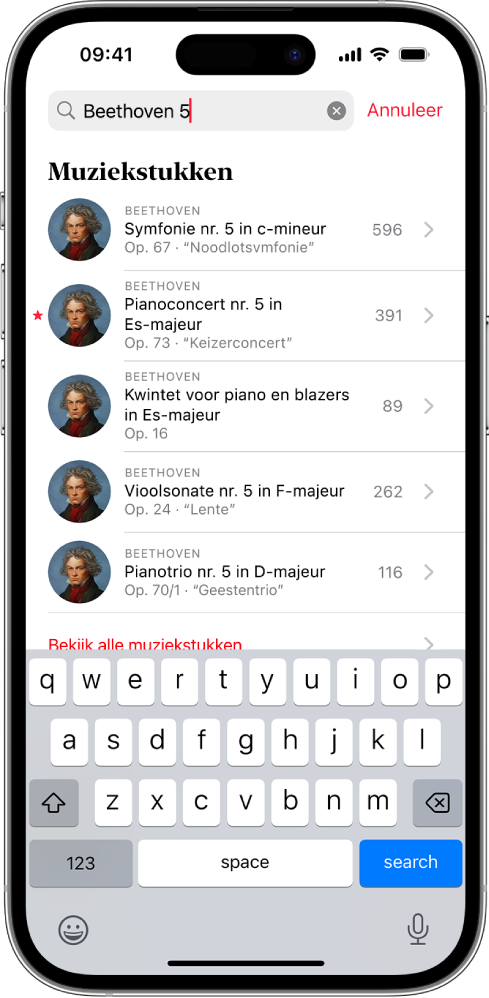 Een iPhone met het tabblad 'Zoek' in Apple Music Classical. Het zoekveld staat boven in het scherm met daaronder een lijst met resultaten.