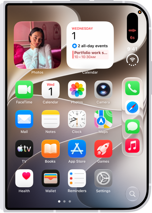 Het beginscherm van een iPhone&nbsp;Duo, met een gesproken memo in het Dynamic Island op de rechterbuitenrand.