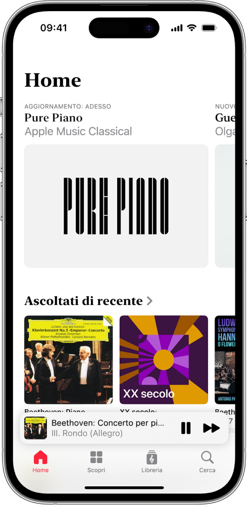 Lo schermo di iPhone con il pannello Home in Apple Music Classical. In alto, sullo schermo, è visibile una playlist in primo piano. Le playlist riprodotte di recente sono nella parte centrale dello schermo, mentre sotto è visibile il mini player, con la traccia in riproduzione. Nell’estremità inferiore della schermata sono visibili i pulsanti Home, Sfoglia, Libreria e Cerca.