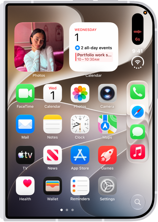 L’écran d’accueil de l’iPhone, avec un enregistrement Dictaphone dans la Dynamic&nbsp;Island.