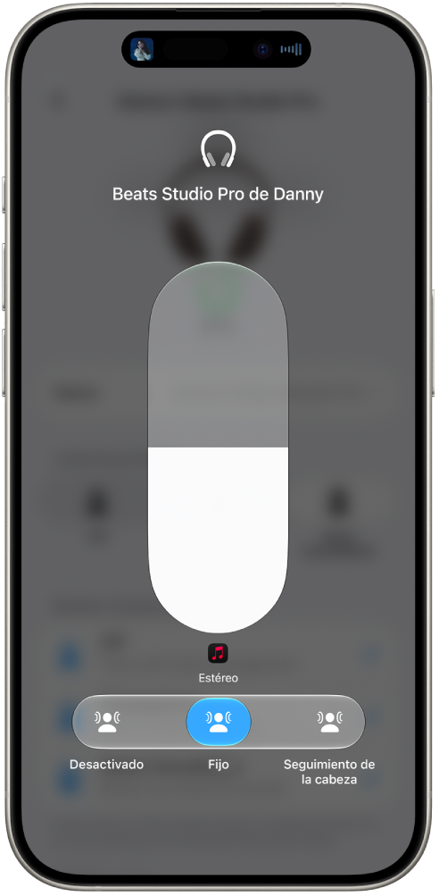 La pantalla de volumen del centro de control muestra el nivel de volumen de los auriculares Studio&nbsp;Pro. Debajo del indicador del volumen, se muestran las opciones del audio espacial. Las opciones son Desactivado, Fijo y “Seguimiento de la cabeza”.