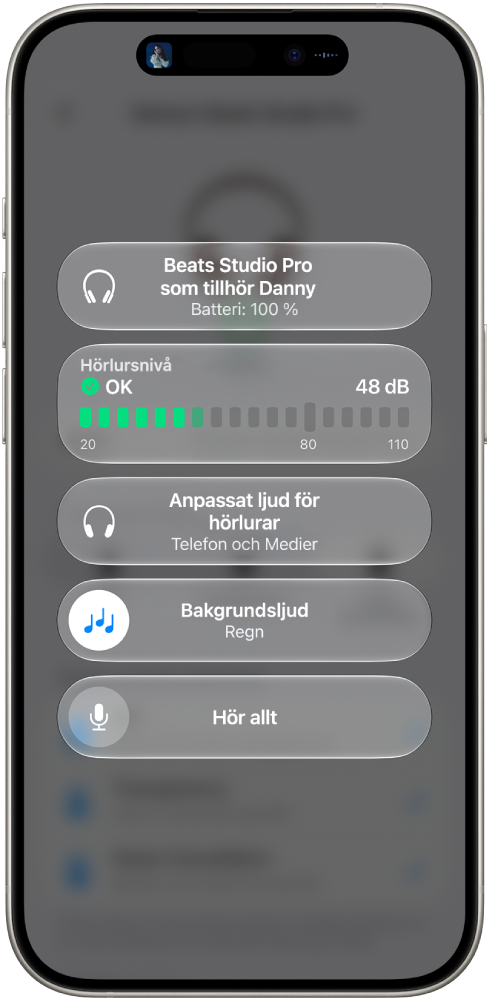 Skärmen Hörapparater i Kontrollcenter. Från överkanten till nederkanten omfattar dessa Hörlursnivå i decibel, Anpassat ljud för hörlurar, Bakgrundsljud och Hör allt för anslutna Studio&nbsp;Pro-hörlurar.