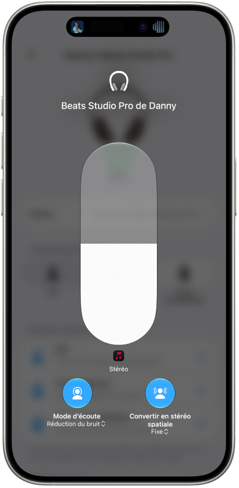 L’écran de volume dans le centre de contrôle affichant le volume pour les Powerbeats&nbsp;Pro&nbsp;2. Sous l’indicateur de volume, à gauche, se trouve l’icône «&nbsp;Mode d’écoute&nbsp;», qui indique que la réduction du bruit est activée. À droite se trouve l’icône «&nbsp;Audio spatial&nbsp;», qui indique que l’audio spatial et le suivi de la tête fixe sont activés.