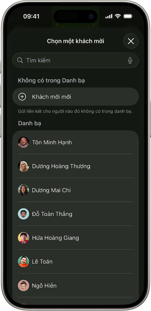 Màn hình Gửi lời mời và một danh sách các liên hệ trên iPhone.
