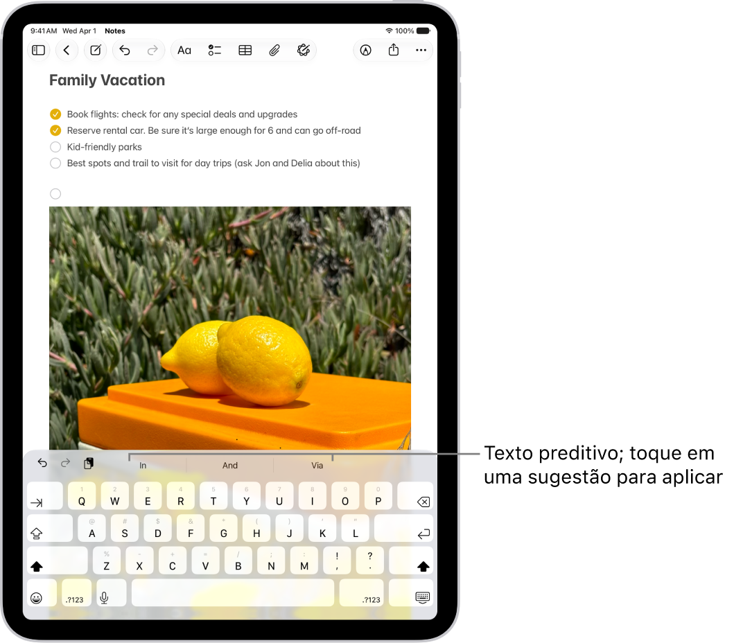 Um teclado na tela está aberto no app Notas. Um texto é digitado no campo de texto e, acima do teclado, há sugestões de texto preditivo para a próxima palavra.