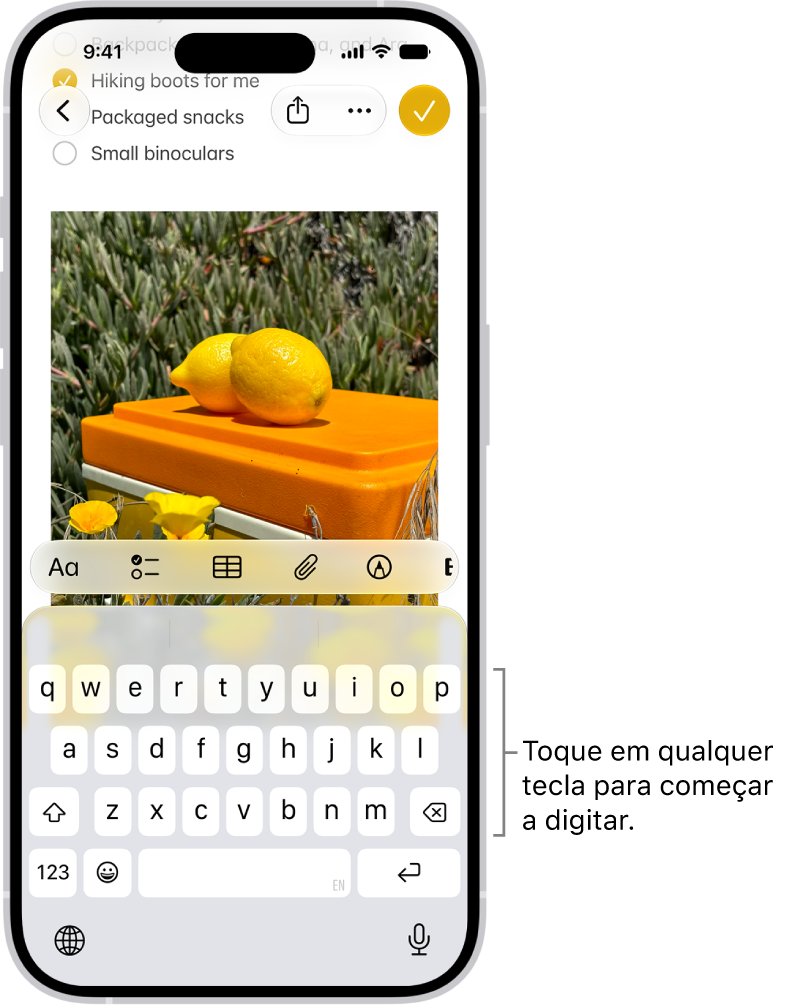 Um documento está aberto no app Notas. O teclado está na metade inferior da tela.