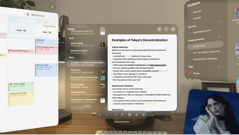 Plusieurs apps ouvertes sur l’Apple&nbsp;Vision&nbsp;Pro, organisées devant et autour de l’utilisateur.