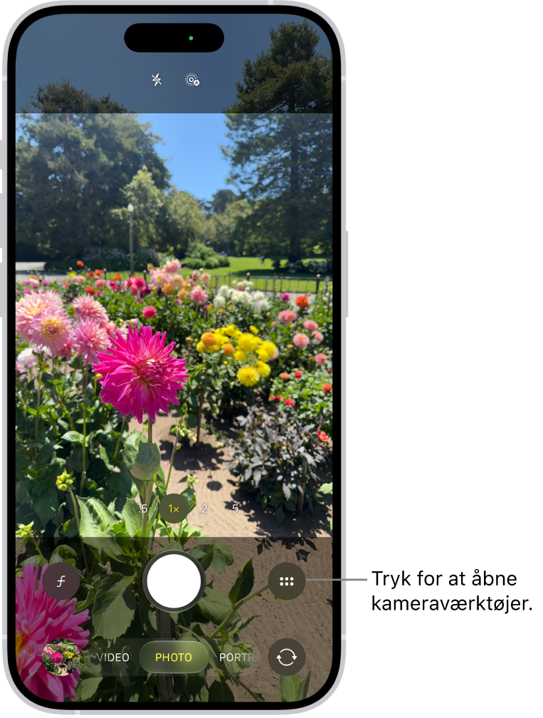 Appen Kamera er åben i funktionen Foto. Knappen Kamerabetjening findes i øverste højre hjørne. Knappen Foto- og videofremviser findes i nederste venstre hjørne. Knappen Tag billede findes nederst i midten, og knappen til valg af kamera på bagsiden findes i nederste højre hjørne.