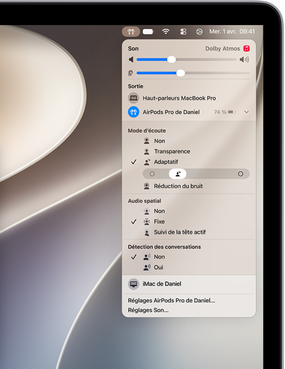 L’icône AirPods est sélectionnée sur le côté droit de la barre des menus sur un Mac. Pour les AirPods&nbsp;Pro, Adaptatif est sélectionné sous «&nbsp;Mode d’écoute&nbsp;» et la détection des conversations est désactivée.