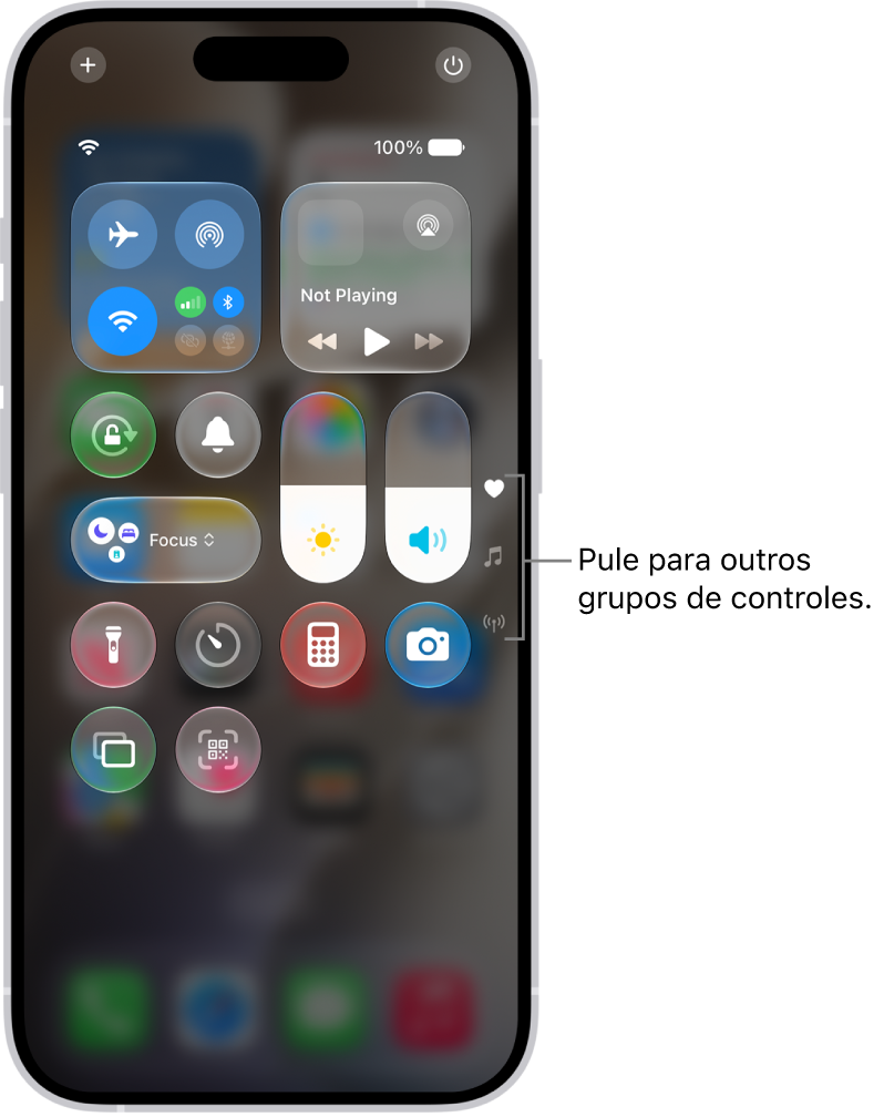 Central de Controle aberta na tela do iPhone, com ícones à direita para visualizar outros grupos de controles.