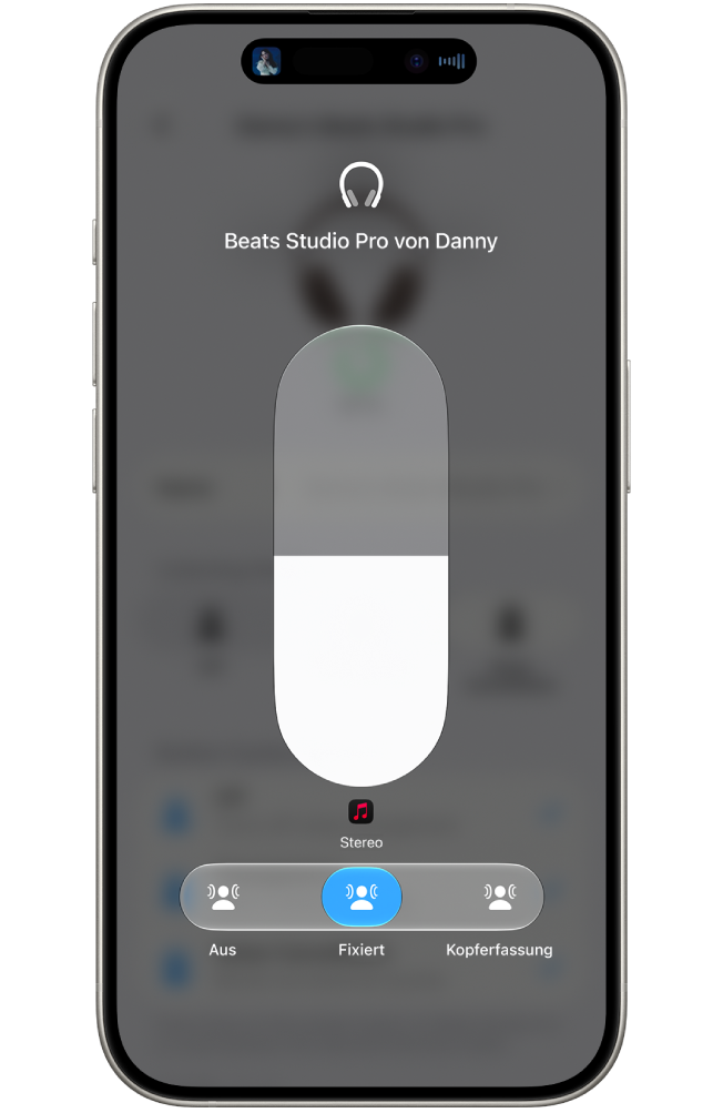 Der Lautstärkebildschirm im Kontrollzentrum zeigt die Lautstärke für die Beats&nbsp;Fit&nbsp;Pro und Optionen für 3D-Audio.