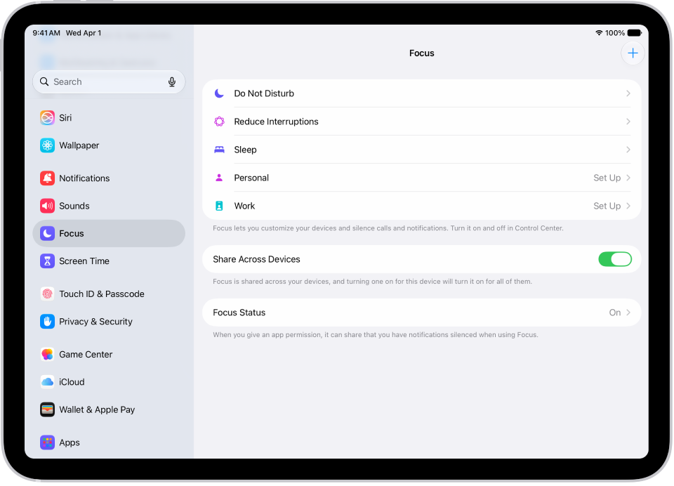 Una pantalla mostrando seis opciones de enfoque proporcionadas: No molestar, Al volante, Sin mensajes durante las llamadas, Sueño, Personal y Trabajo. El botón Compartir en todos los dispositivos está activado, lo que te permite usar la misma configuración de Enfoque en todos tus dispositivos Apple.