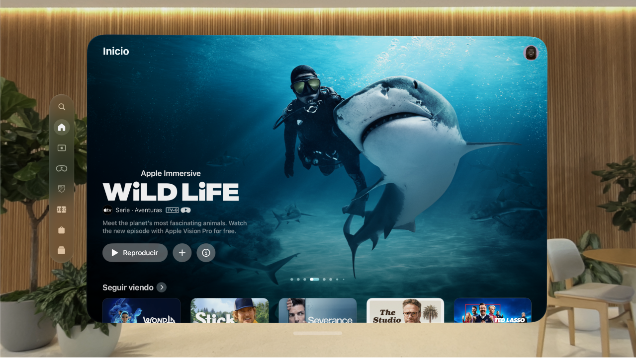 App Apple&nbsp;TV del Apple&nbsp;Vision&nbsp;Pro con la pestaña Inicio. Se pueden ver varias series que seleccionar.