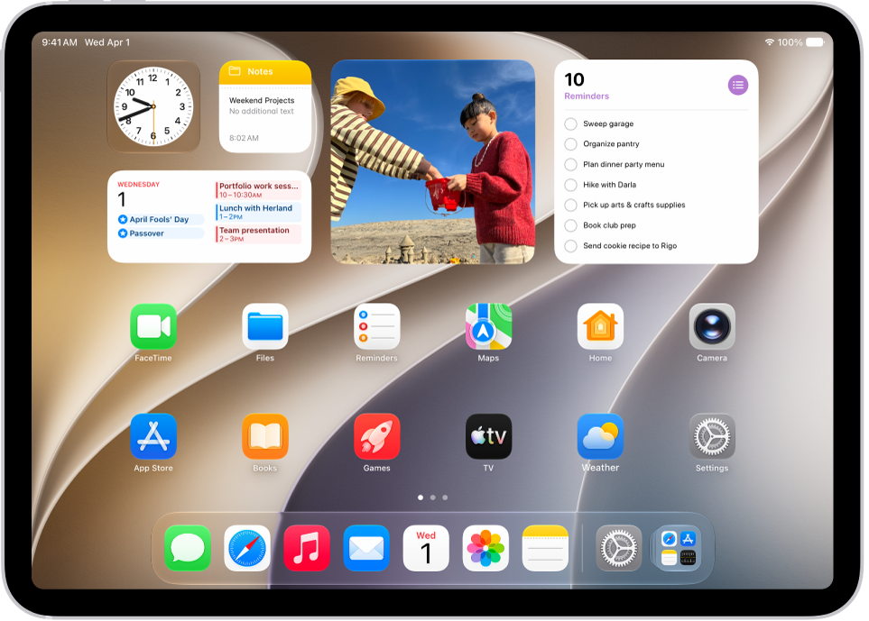شاشة الـ&nbsp;iPad الرئيسية وبها عدة أيقونات تطبيقات، بما فيها أيقونة تطبيق الإعدادات، التي يمكنك الضغط عليها لتغيير مستوى الصوت وإضاءة الشاشة والمزيد على الـ&nbsp;iPad.