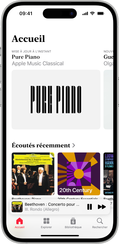 Un iPhone affichant l’onglet Accueil dans Apple Music Classical. Une playlist recommandée se trouve en haut de l’écran. Les playlists « Morceaux récents » sont situées au milieu de l’écran et, sous celles-ci, se trouve le mini-lecteur, qui affiche la piste en cours de lecture. Tout en bas de l’écran figurent les boutons Accueil, Explorer, Bibliothèque et Rechercher.