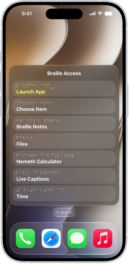 Um iPhone com o menu Acesso por Braille aberto, mostrando as seguintes opções: Abrir App, Escolher Item, Notas em Braille, Arquivos BRF, Calculadora Nemeth, Legendas ao Vivo e Hora.