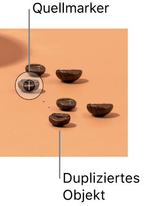 Ein Foto von Kaffeebohnen, einschließlich einer zusätzlichen Bohne, die mit dem Werkzeug „Klonen“ dupliziert wurde.