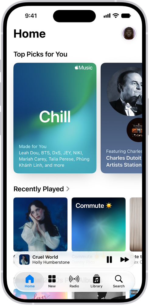 La pestaña Inicio en la app Música mostrando lo más popular en la parte superior. Puedes deslizar a la izquierda o derecha para ver más música personalizada para ti. Debajo de esto se muestra lo reproducido recientemente.