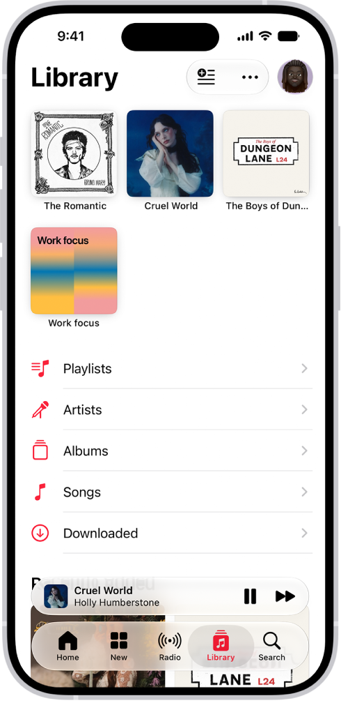 הכרטיסייה ״ספריה״ מציגה רשימה של קטגוריות, כולל ״פלייליסטים״, ״אמנים״, ״אלבומים״, ״שירים״ ו״הורדות״. הכותרת ״נוספו לאחרונה״ מופיעה מתחת לרשימה. הנגן המוקטן מציג את שמו של השיר הנוכחי ואת הכפתורים ״השהיה״ ו״הבא״ שמופיעים למטה.