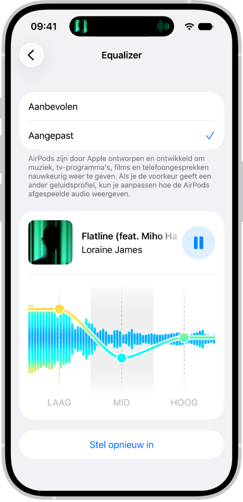 iPhone-scherm met 'Equalizer' ingesteld op 'Aangepast' en schuifregelaars 'Laag', 'Mid' en 'Hoog' eronder.