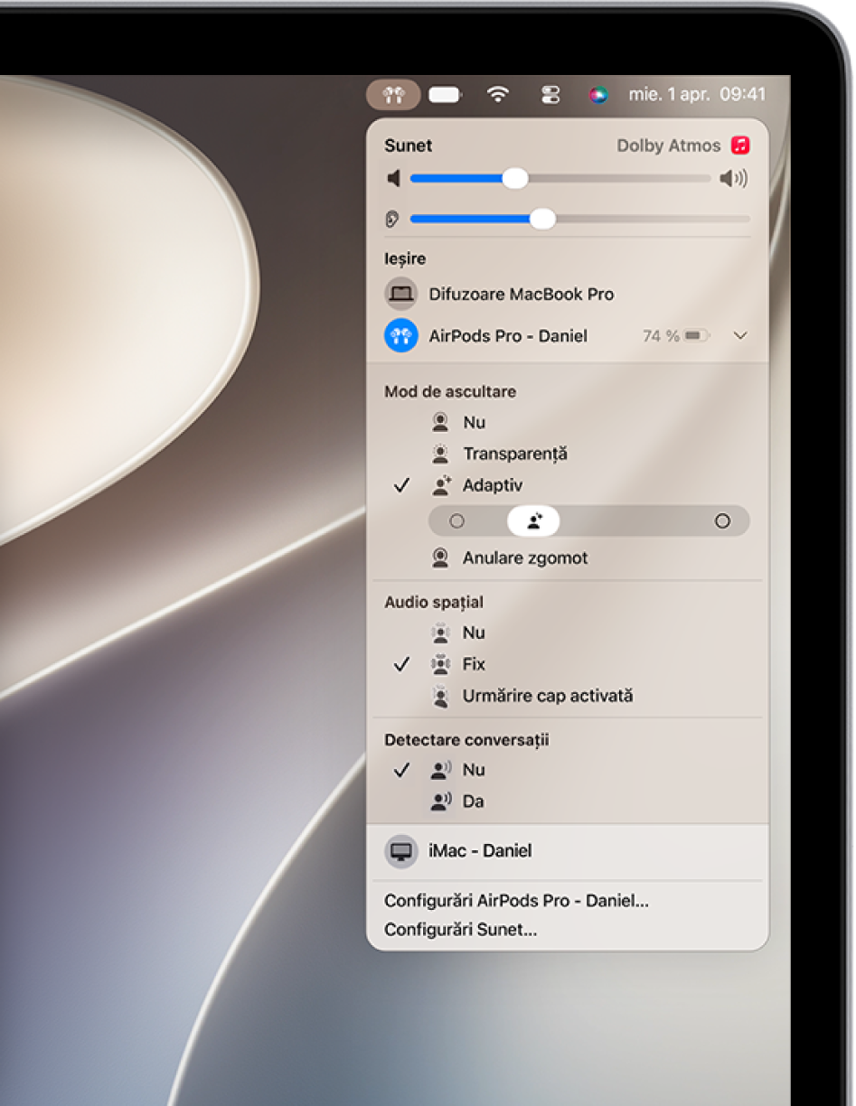 Pictograma AirPods este selectată în partea din dreapta a barei de meniu de pe Mac. Pentru AirPods&nbsp;Pro, modul Adaptiv este selectat sub „Mod de ascultare” și opțiunea „Detectare conversații” este dezactivată.