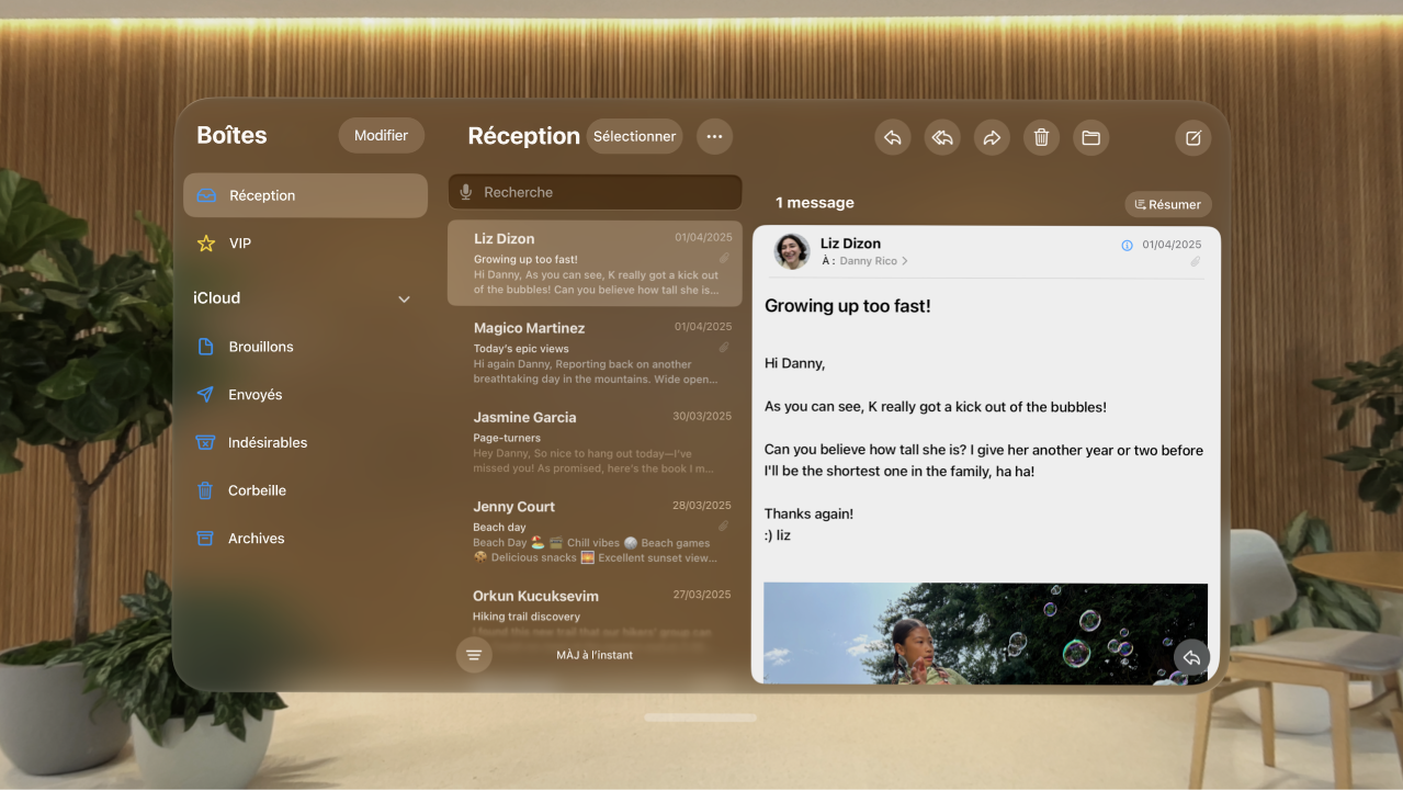L’app&nbsp;Mail sur l’Apple&nbsp;Vision&nbsp;Pro, présentant un e-mail ouvert dans la boîte de réception.