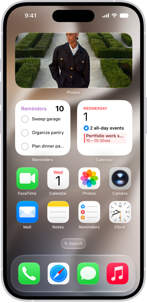 iPhone 主畫面上的「天氣」、「提醒事項」和「家庭」小工具。「提醒事項」和「家庭」小工具顯示互動功能。