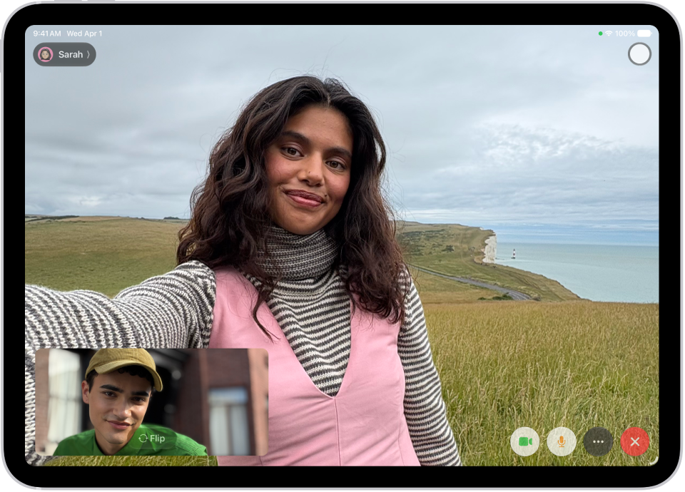 Un appel FaceTime vidéo en cours, avec un participant en bas à gauche. Une image des trois autres participants occupe le reste de l’écran. En bas à droite se trouvent les boutons Caméra, Micro, Plus et Raccrocher.