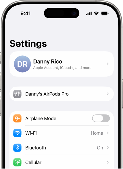 Lietotne Settings iPhone tālrunī, kurā redzamas lietotāja pievienotās AirPods austiņas, kas parādītas ekrāna augšdaļā.