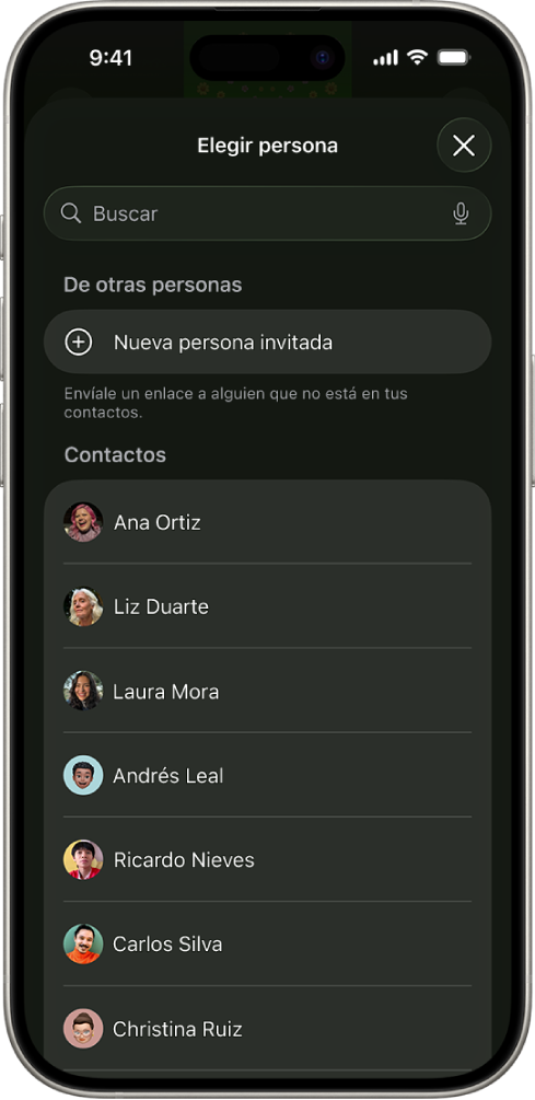 La pantalla Enviar invitaciones y una lista de contactos en un iPhone.