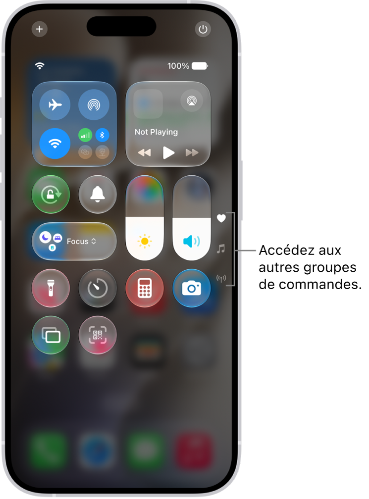 Le centre de contrôle ouvert sur l’écran de l’iPhone, avec des icônes sur la droite permettant d’afficher d’autres groupes de commandes.