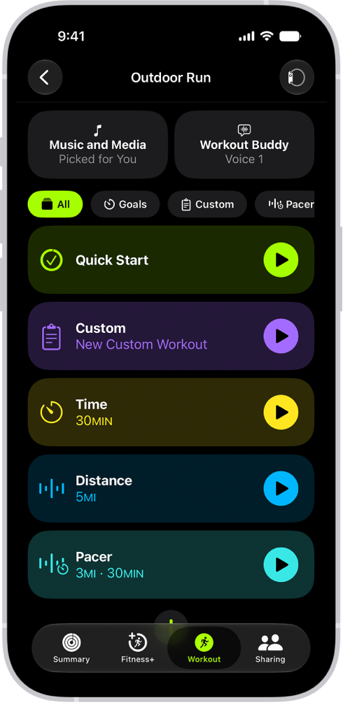 Kuntoilu-apin treeninäytössä näkyy Ulkojuoksu-treenin tiedot. Ulkojuoksun alapuolella ovat vaihtoehdot median valintaa ja Workout&nbsp;Buddin käyttöönottoa varten. Keskellä ylhäältä alas ovat valinnat treenin aloittamiseen, muokattuun treeniin, tavoitevauhtitreeniin sekä matka‑ ja kaloritavoitteiden mukaisiin treeneihin.