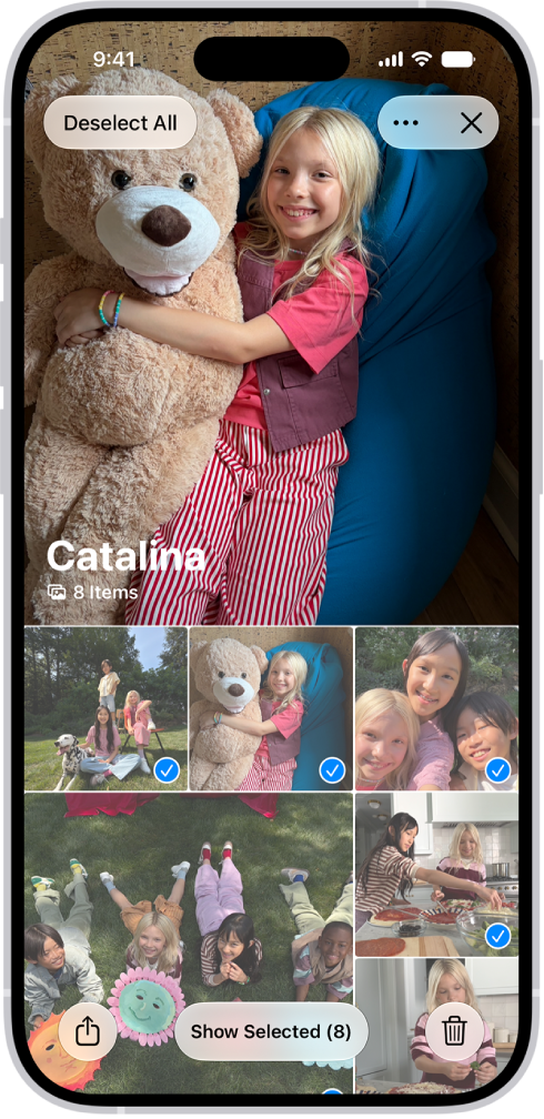 En el iPhone, la app Fotos tiene abierta una colección y todas las fotos están seleccionadas.