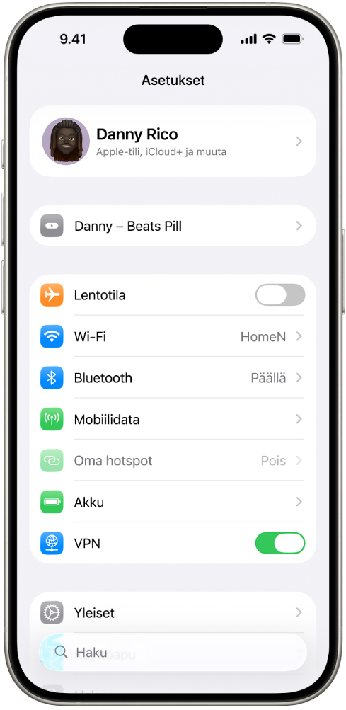 iPhonen Asetukset-appi, jossa näkyy käyttäjän yhdistetyt Beats-kuulokkeet näytön yläosassa.