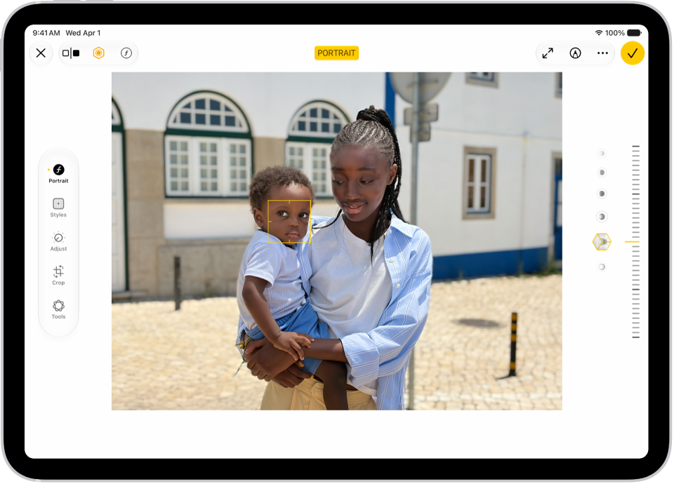 L’écran Modifier d’une photo en mode Portrait. La photo se trouve au centre de l’écran et sur le côté droit de l’écran sont les options de l’effet «&nbsp;Éclairage de portrait&nbsp;». L’effet «&nbsp;Éclairage de scène&nbsp;» est sélectionné et un curseur permet de régler le niveau de l’effet. Sur le côté gauche de l’écran se trouvent les boutons Portrait, Ajuster, Filtres et Recadrer. Le bouton Portrait est sélectionné.