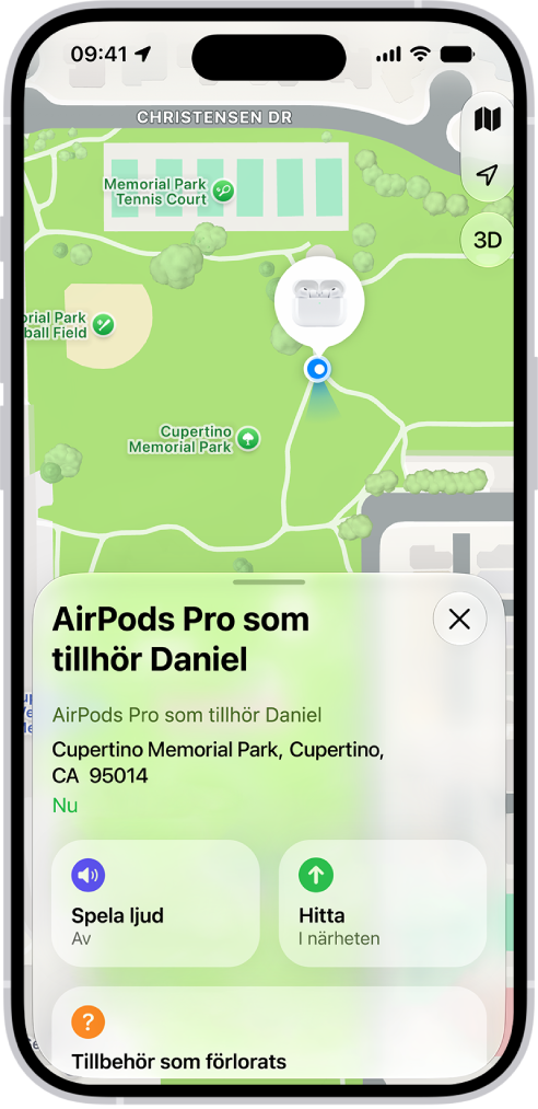 En skärm i appen Hitta på iPhone. Platsen för AirPods visas på en karta över Cupertino med en adress och alternativen Spela ljud och Vägbeskrivning.